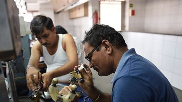 Fabricantes indianos lapidam cerca de 90% dos diamantes do mundo. Foto: Sam Panthaky/Agence France-Presse