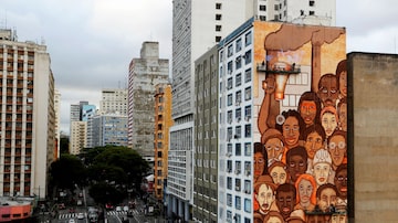Mundano. Artista paulistano é autor da obra 'Operários de Brumadinho', exposta na Avenida Mercúrio, no Centro Histórico. Foto: REUTERS/Amanda Perobelli 