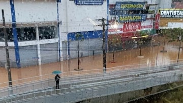 Fortes chuvas provocam alagamentos em Franco da Rocha, na região metropolitana de São Paulo. Foto: Reprodução/Twitter/@ocomlinhasrmsp