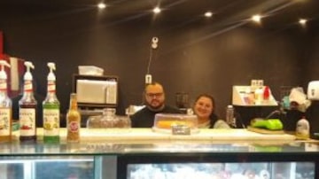 
 O casal Marcelle e Jair Carlos no balcão da American Coffee Shop da Penha: quitutes com as bênçãos da Padroeira. Foto: Estadão
