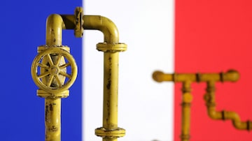 Model of natural gas pipeline and France flag, July 18, 2022. REUTERS/Dado Ruvic/Illustration. Foto: Dado Ruvic/Reuters