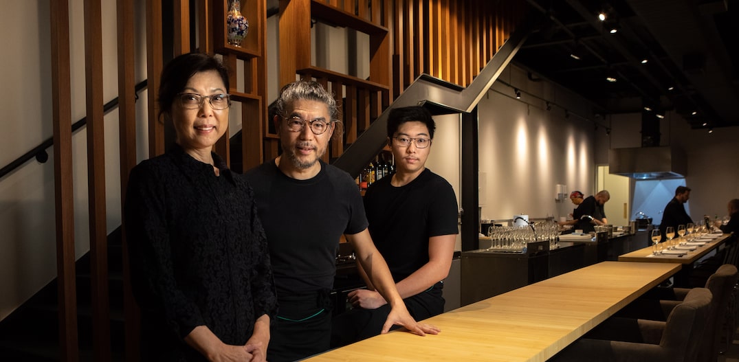 O chef Tsuyoshi Murakami com sua mulher, Suzana, e seu filho, Jun. Foto: Daniel Teixeira/Estadão