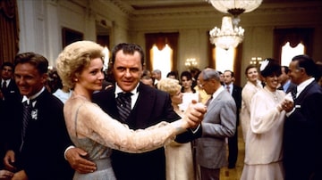 O Casal. Joan Allen e Anthony Hopkins são Pat e Richard Nixon