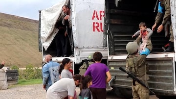 In this handout videograb of footage taken and released by the Russian Defence Ministry on September 25, 2023, Russian peacekeepers help to evacuate refugees from Stepanakert, as Azerbaijan's renewed offensive the region. (Photo by Russian Defence Ministry / AFP) / RESTRICTED TO EDITORIAL USE - MANDATORY CREDIT "AFP PHOTO/ HANDOUT / RUSSIAN DEFENCE MINISTRY" - NO MARKETING NO ADVERTISING CAMPAIGNS - DISTRIBUTED AS A SERVICE TO CLIENTS. Foto: Ministério da Defesa da Rússia/AFP