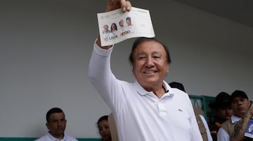 Rodolfo Hernandez, presidential candidate with the Anti-corruption Governors League, shows his ballot before voting during a presidential runoff in Bucaramanga, Colombia, Sunday, June 19, 2022. (AP Photo/Ivan Valencia). Foto: Ivan Valencia/AP