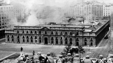 Palácio de La Moneda foi bombardeado e as forças armadas tomaram o poder no Chile em 11 de setembro de 1973. Foto: AFP