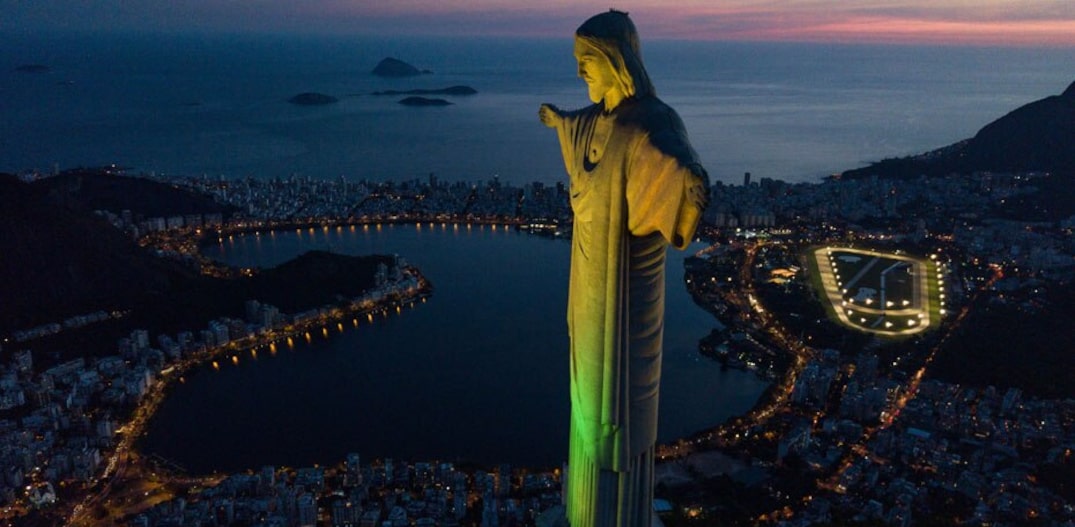 Foto feita de drone mostra o Cristo Redentor, um dos pontos turísticos mais famosos do Brasil, na zona sul do Rio de Janeiro,iluminado de verde e amarelo no fim da tarde de hoje. Foto: Wilton Junior / Estadão