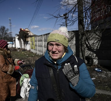 Uma residente chora ao evacuar a cidade de Irpin, ao norte de Kiev, em 10 de março de 2022