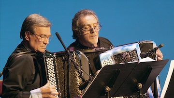O acordeonista Marcel Azzola ao lado de Roland Romanelli, em 2004. Foto: JACQUES DEMARTHON / AFP