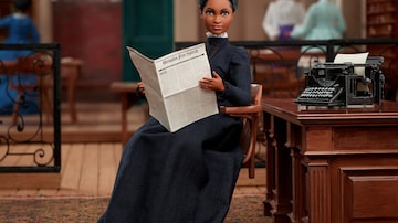 Boneca Barbie Wells segura uma cópia do jornal Memphis Free Speech and Headlight, do qual ela era co-proprietária. Foto: Jason Tidwell/Mattel via REUTERS
