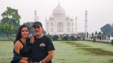 Fernanda e Vicente em frente ao Taj Mahal, durante viagem ao país indiano. Foto: Reprodução/Instagram/vueltaalmundoenmoto