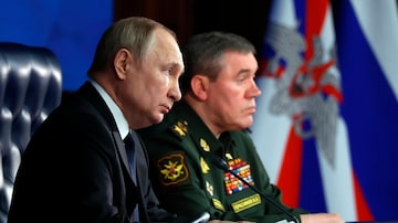 FILE Russian President Vladimir Putin, left, and Chief of the General Staff Gen. Valery Gerasimov attend a meeting with senior military officers in Moscow, Russia, Wednesday, Dec. 21, 2022. Russian President Vladimir Putin has remained silent about harsh criticism of the top military brass from Yevgeny Prigozhin, the maverick millionaire head of the private military contractor Wagner. (Mikhail Kuravlev, Sputnik, Kremlin Pool Photo via AP, File). Foto: Mikhail Kuravlev / AP