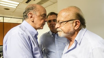 O senador José Serra (esq) e o ex-governador Alberto Goldman (dir) acompanharam Andrea Matarazzo na votação das prévias do PSDB em São Paulo. Foto: Gabriela Bilo|Estadão
