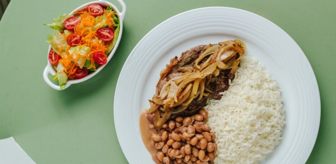 Arroz, feijão, salada e bife acebolado. Foto: Roberto Sebba/Divulgação