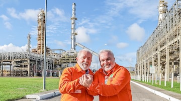 O presidente Lula (E) e o presidente da Petrobras, Jean Paul Prates, durante anúncio da retomada dos investimentos na refinaria Abreu e Lima, em Pernambuco