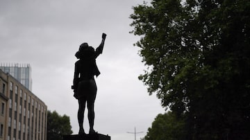 Figura de Jen Reid erguendo o punho cerrado no alto do pedestal tornou-se um símbolo de protesto. Foto: Neil Hall/EFE/EPA