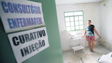 A técnica de enfermagem Luciene Tiago em posto no povoado de Firmeza (GO); rachaduras nas paredes. Foto: Dida Sampaio/Estadão