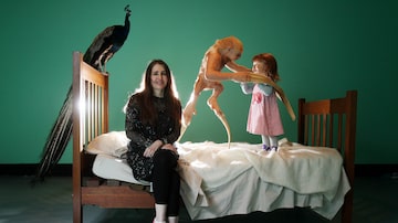 A artista australiana Patricia Piccinini e a obra 'O Visitante Bem-Vindo', de 2011. Foto: FELIPE RAU/ESTADÃO