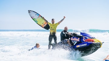 Gabriel Medina vibra com mais um título da WSL. Foto: Pat Nolan/World Surf League