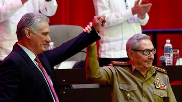 Raúl Castro (D) apresenta o novo secretário do Partido Comunista, que o sucederá, o presidente Miguel Diaz-Canel. Foto: Ariel Ley Royero/ACN via AP