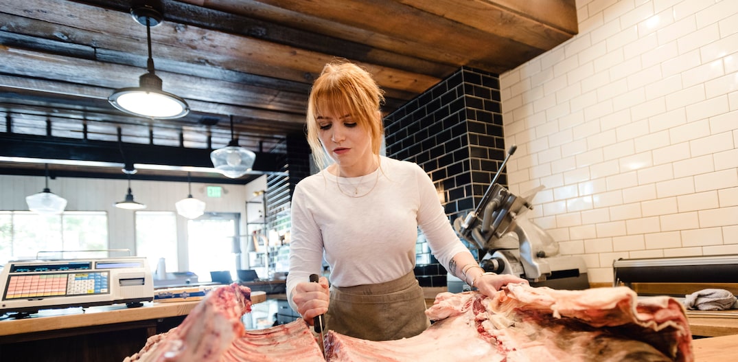 Kate Kavanaugh, dona de um açougue em Denver (EUA), se tornou açougueira para mudar a produção de carne nos Estados Unidos. Foto: Ryan Dearth/The New York Times