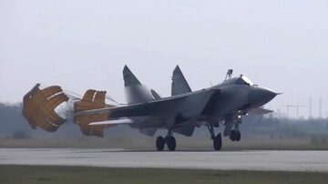 In this handout photo taken from video released by Russian Defense Ministry Press Service on Thursday, Aug. 18, 2022, a MiG-31 fighter jet of the Russian air force lands at the Chkalovsk air base in the Kaliningrad region. The Russian Defense Ministry said three MiG-31 fighters equipped to carry Kinzhal hypersonic missiles were deployed to the region as part of "additional measures of strategic deterrence." (Russian Defense Ministry Press Service photo via AP). Foto: Russian Defense Ministry Press Service photo via AP - 18/08/2022