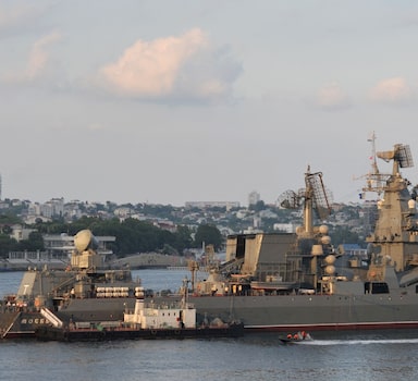 O navio Moskva em imagem de 2011 durante uma parada militar na base de Sevastopol