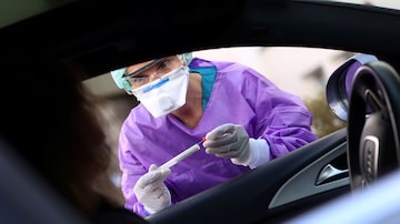 Roxana Sauer se aproxima de veículo para realizar teste do coronavírus. Foto: REUTERS/Kai Pfaffenbach 