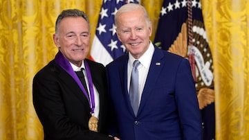 President Joe Biden presents the 2021 National Medal of the Arts to Bruce Springsteen at White House in Washington, Tuesday, March 21, 2023. (AP Photo/Susan Walsh). Foto: Susan Walsh/AP