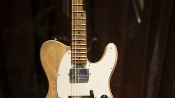 A Fender Telecaster que pertenceu a Bob Dylan exibida antes do leilão. Foto: Don Emmert/AFP