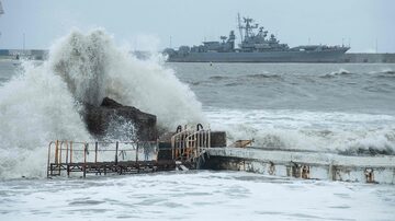 A warship is seen docked in the port of the Black Sea resort city of Sochi during a storm on November 27, 2023. (Photo by Mikhail Mordasov / AFP). Foto: Mikhail Mordasov/AFP