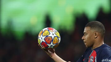(FILES) Paris Saint-Germain's French forward #07 Kylian Mbappe holds the match ball during the UEFA Champions League semi-final second leg football match between Paris Saint-Germain (PSG) and Borussia Dortmund, at the Parc des Princes stadium in Paris on May 7, 2024. Kylian Mbappe confirmed on May 10, 2024, that he will leave French champions Paris Saint-Germain at the end of the season. "I wanted to announce to you all that it's my last year at Paris Saint-Germain. I will not extend and the adventure will come to an end in a few weeks," Mbappe said in a video posted on social media. (Photo by FRANCK FIFE / AFP). Foto: Franck Fife/FRANCK FIFE