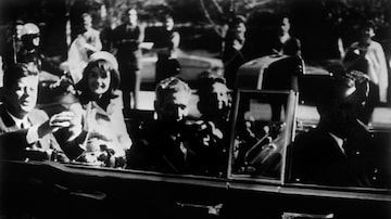 Fotografia tirada em 22 de novembro de 1963 de JFK e sua mulher, Jacqueline, momentos antes do assassinato do presidente em Dallas. Foto: AFP