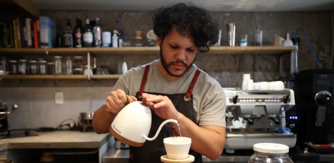 Tiago prepara coado no método Torch Mountain. São mais seis métodos de preparo de café na casa. Foto: JF Diório|Estadão 