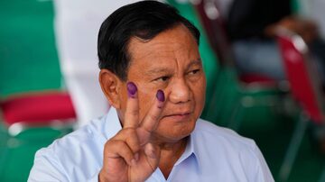 Indonesian presidential candidate Prabowo Subianto displays a victory symbol after casting his vote in Bojong Koneng, Indonesia, Wednesday, Feb. 14, 2024. Subianto, an ex-general linked to past human rights atrocities, has claimed victory in Indonesia’s presidential election based on unofficial tallies. The 72-year-old candidate told thousands of supporters that the victory on Wednesday was “the victory of all Indonesians.” (AP Photo/Vincent Thian)