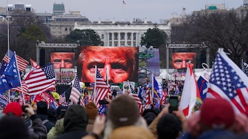 Pessoas assistem a comício de Trump em Washington no dia 6 de janeiro; horas depois, apoiadores do presidente invadiriam o Capitólio. Foto: John Minchillo/AP