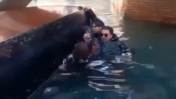 Um grupo de turistas acabou nas águas geladas dos canais de Veneza, na Itália, depois que a gôndola em que eles passeavam ter virado por eles não obedecerem ao gondoleiro, que pedia para que eles não se movessem na embarcação. Foto: Reprodução/X