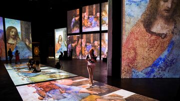 Obras do pintor são projetadas por todos os lados na exposição 'Leonardo Da Vinci - 500 Anos de um Gênio'. Foto: Tiago Queiroz/ Estadão