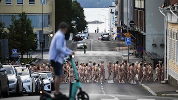 EDITORS NOTE: Graphic content / Volunteers move from the first photo shooting spot towards another as they pose nude for US art photographer Spencer Tunick in Kuopio, Finland, on a summer night on July 15, 2023. (Photo by Matias Honkamaa / Lehtikuva / AFP) / Finland OUT / RESTRICTED TO EDITORIAL USE - MANDATORY MENTION OF THE ARTIST SPENCER TUNICK UPON PUBLICATION - TO ILLUSTRATE THE EVENT AS SPECIFIED IN THE CAPTION. Foto: MATIAS HONKAMAA / AFP