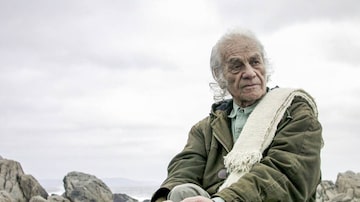 Nicanor Parra, morto há um ano, visto aqui em Las Cruces, no Chile, já foi descrito como um “físico disfarçado de poeta” e um “poeta disfarçado de louco”. Foto: La Tercera Chile