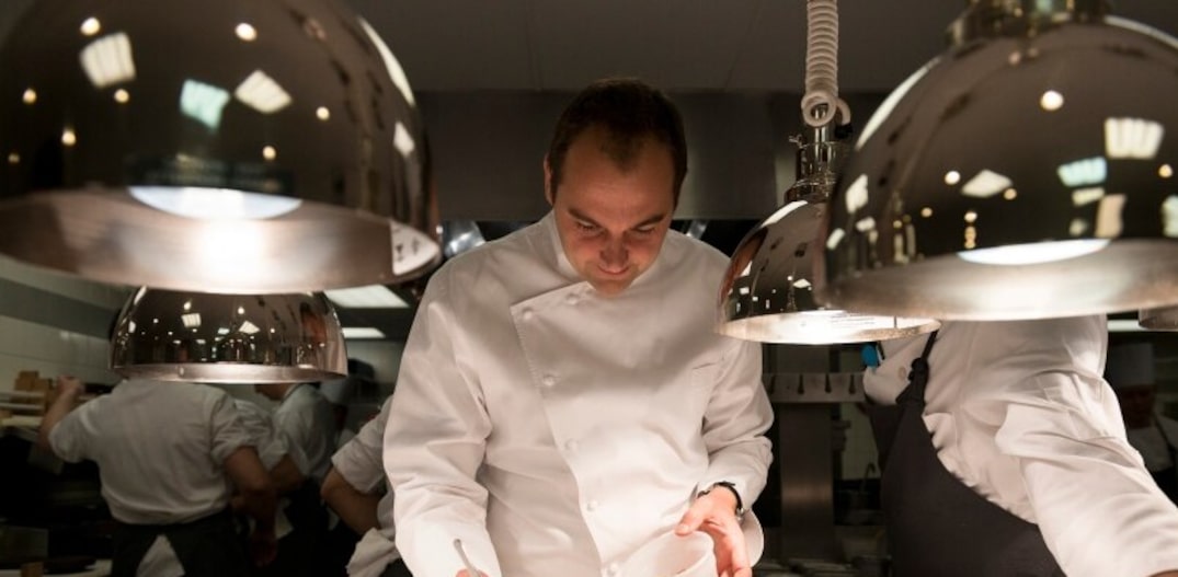 O chef Daniel Humm na cozinha do Eleven Madison Park, em Nova York. Foto: Benjamin Petit|NYT