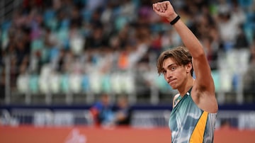 Sweden's Armand Duplantis celebrates after setting a new pole vault world record (6.24m) during the Xiamen IAAF Diamond League athletics meeting at Egret Stadium in Xiamen, in China’s eastern Fujian province, on April 20, 2024. Sweden's Armand 'Mondo' Duplantis opened his outdoor season in stunning fashion on April 20, 2024 as he bettered his own pole vault world record at the Xiamen Diamond League meeting. (Photo by AFP) / China OUT. Foto: Str/STR