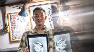 O tatuador japonês Ichi Hatano se tornou artista digital em meio à pandemia, vendendo seus designs como NFTs. Foto: Philip Fong / AFP