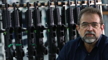 Com uma experiência de quase três décadas no setor, o presidente da Taurus, companhia líder mundial em produção de revólveres, está otimista desde a chegada ao poder de Jair Bolsonaro. Foto: Silvio Avila//EFE 