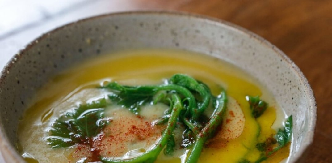 Sopa de milho verde com cambuquira de abobrinha, que está no livro e o chef Marcelo Corrêa reproduziu na sua cozinha. Foto: Werther Santana|Estadão