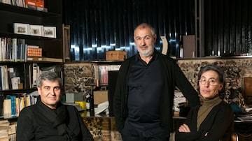 Rafael Aranda (e), Carme Pigem (d) e Ramon Vialta no escritório emOlot, na Catalunha. Foto: AFP PHOTO / Eddy KELELE