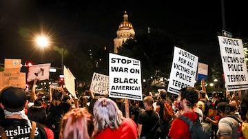 Protestos contra o juri que inocentou policiais envolvidos no caso Breonna Taylor ocorreram em várias cidades; manifestantes foram às ruas no Colorado. Foto: Michael Ciaglo/Getty Images/AFP