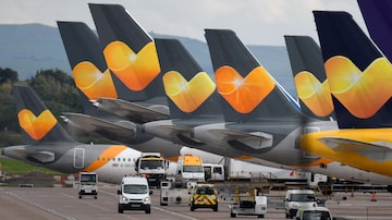 Logo da Thomas Cook em aviões da empresa no aeroporto de Manchester, no norte da Inglaterra. Foto: Oli Scarff/AFP - 23/9/2019