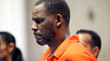 FILE - R. Kelly appears during a hearing at the Leighton Criminal Courthouse in Chicago, Sept. 17, 2019. Federal authorities are pushing back Saturday, July 2, 2022, on R. Kelly's claims that he was placed on suicide watch as a form of punishment after a judge sentenced him to 30 years behind bars for using his fame to sexually abuse young girls.  (Antonio Perez/Chicago Tribune via AP, Pool, File). Foto: Antonio Perez/Chicago Tribune via AP