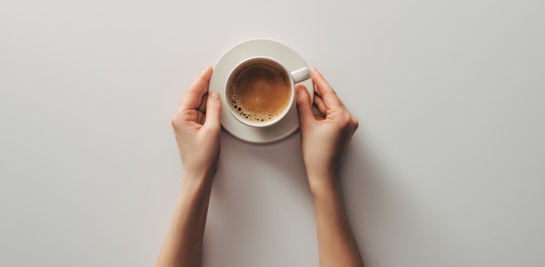 Conheça mais sobre o café americano feito sem grãos de café. Foto: Lightfield Studios/Adobe Stock